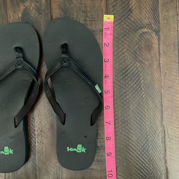SANUK black flip flops size 6-6.5 (?) GUC - Picture 10 of 11
